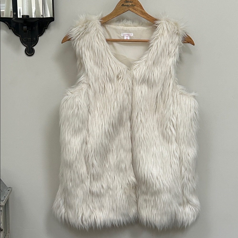 Xhilaration Solid Beige Faux Fur Vest Size Medium
